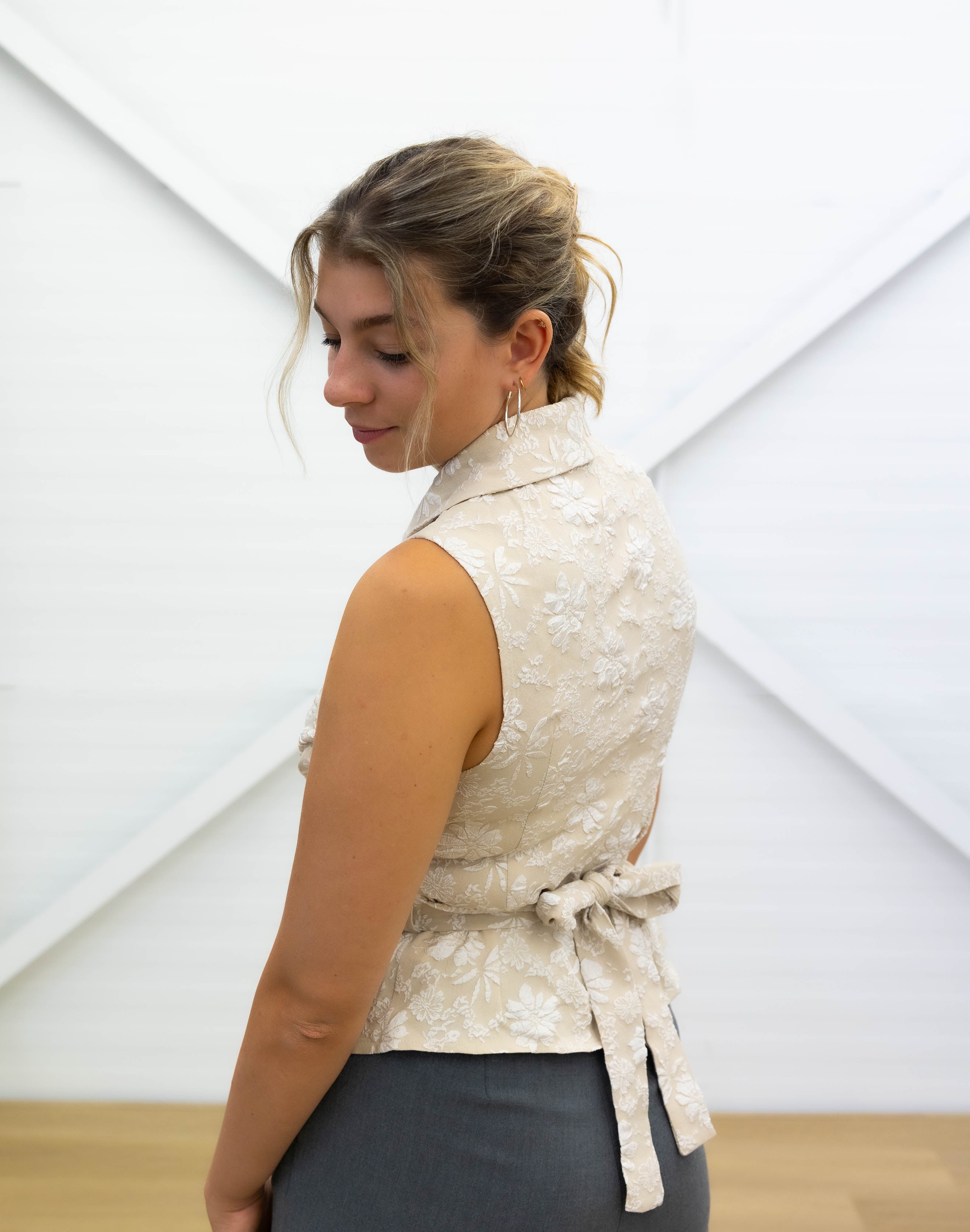 SLEEVELESS WRAP BLOUSE - Beige