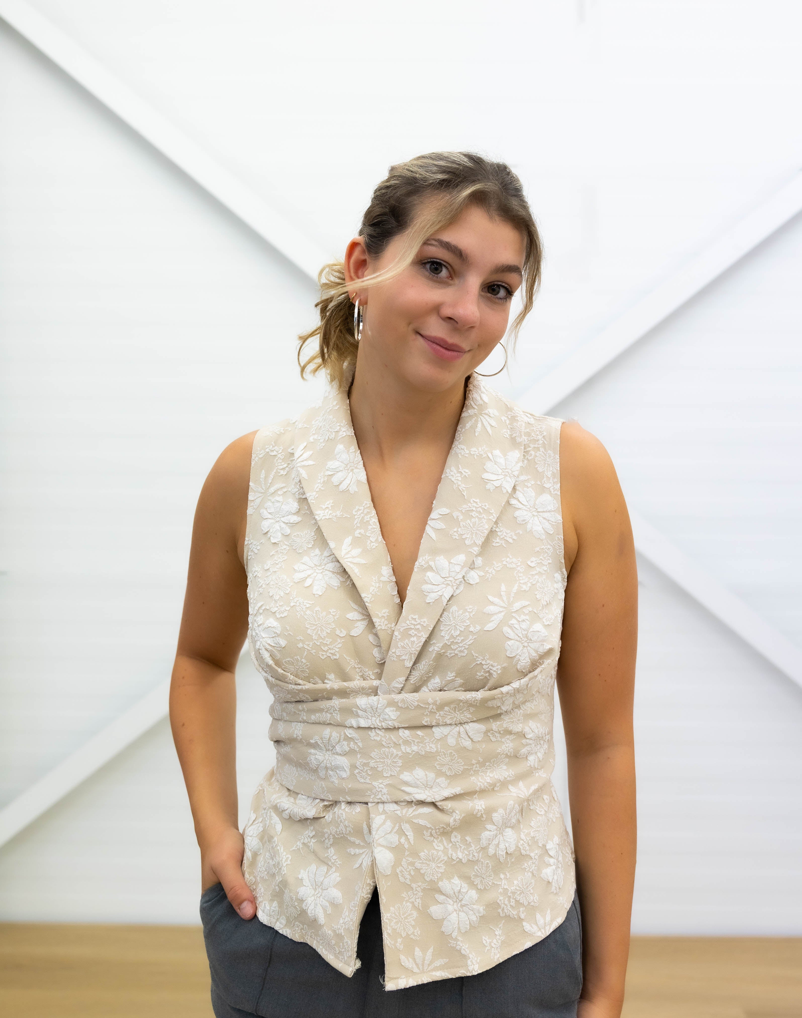 SLEEVELESS WRAP BLOUSE - Beige