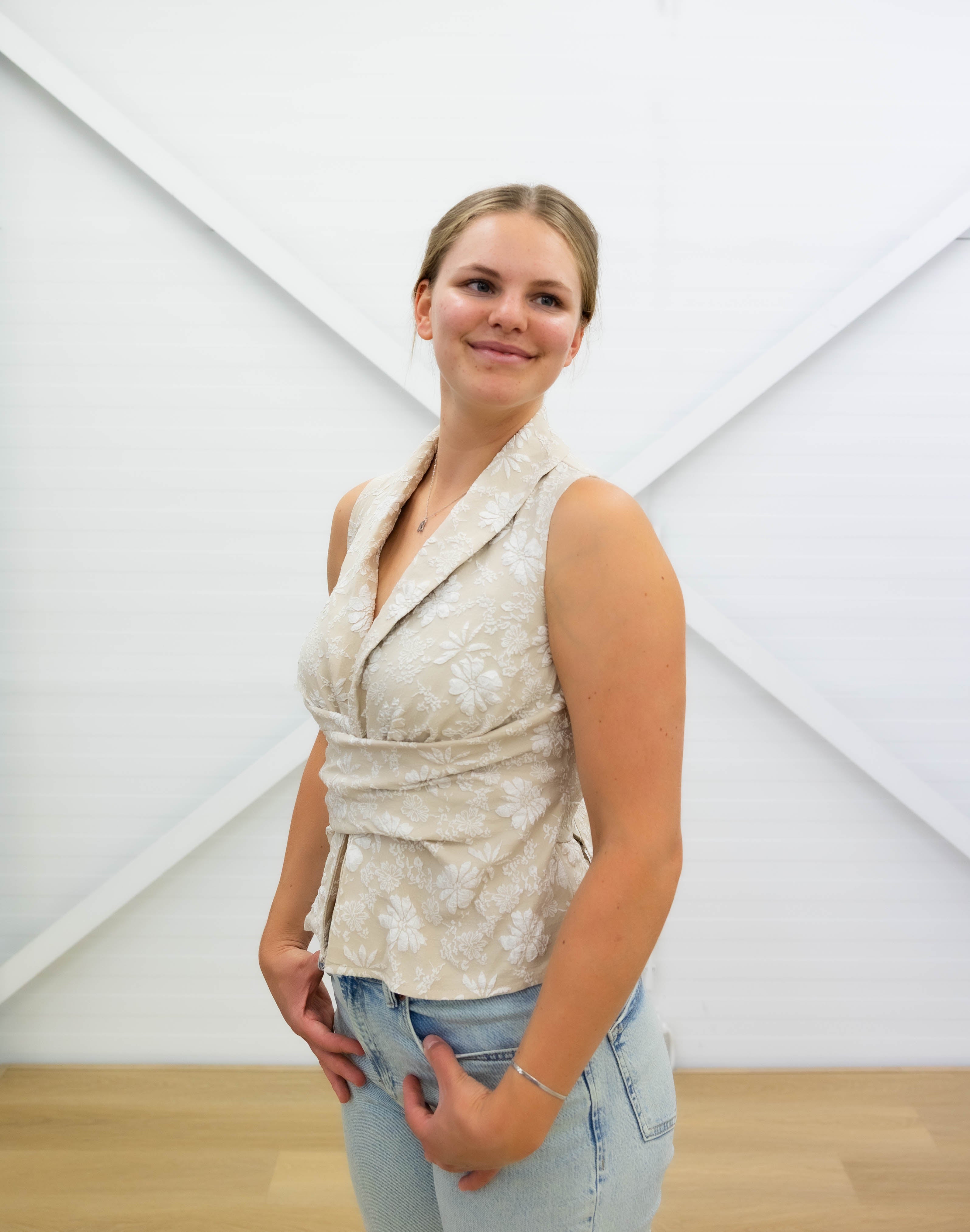 SLEEVELESS WRAP BLOUSE - Beige